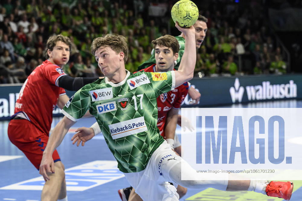 In the picture from l Nils Lichtlein Fuechse Berlin, 17 , Nikola Vlahovic SG BBM Bietigheim, 03 , duel, action, fight, fights for the ball, GER, Berlin, Handball, Fuechse Berlin vs SG BBM Bietigheim, DAIKIN Handball Bundesliga, in the Max Schmeling Halle, 04 05 2025,