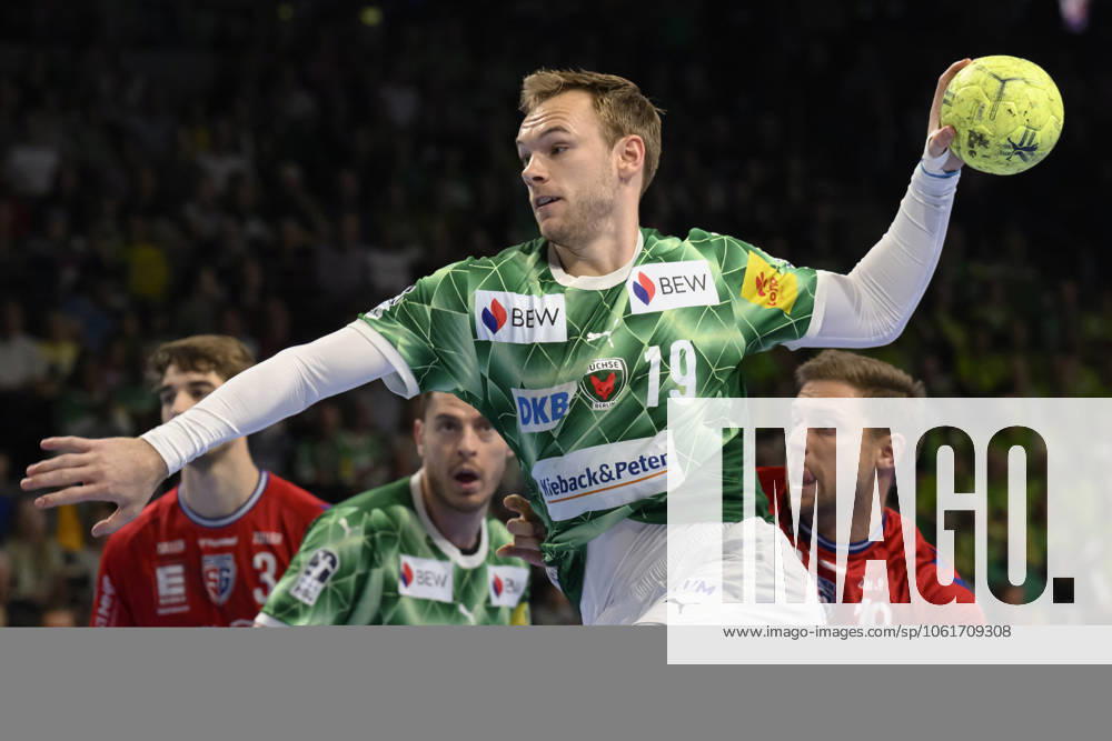 In the picture from l Mathias Gidsel Fuechse Berlin, 19 , duel, action, fight, fights for the ball, GER, Berlin, handball, Fuechse Berlin vs SG BBM Bietigheim, DAIKIN Handball Bundesliga, in the Max Schmeling Halle, 04 05 2025,