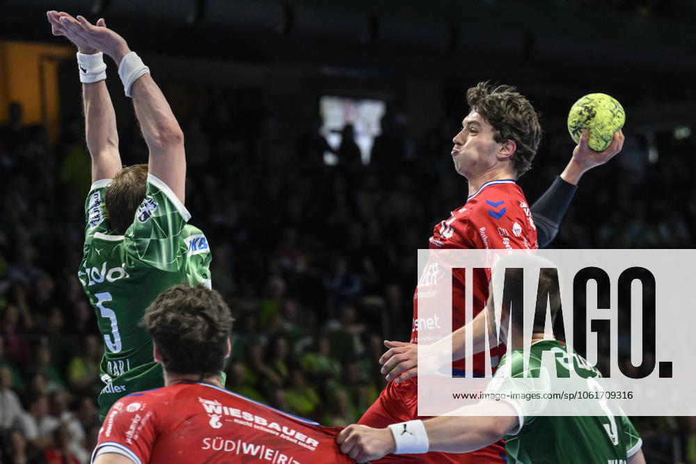 In the picture from l Max Darj Fuechse Berlin, 05 , Fynn Nicolaus SG BBM Bietigheim, 14 , duel, action, fight, fights for the ball, GER, Berlin, Handball, Fuechse Berlin vs SG BBM Bietigheim, DAIKIN Handball Bundesliga, in the Max Schmeling Halle, 04 05 2025,