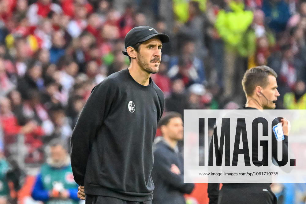 Julian Schuster SC Freiburg, Coach with neutral emotion GER, SC Freiburg Bayer 04 Leverkusen, Football, Bundesliga, Matchday 32, Season 2024 2025, 04 05 2025 DFL DFB REGULATIONS PROHIBIT ANY USE OF PHOTOGRAPHS AS IMAGE SEQUENCES AND OR QUASI VIDEO GER, SC Freiburg Bayer 04 Leverkusen, Football, Bundesliga, Matchday 32, Season 2024 2025, 04 05 2025 Freiburg
