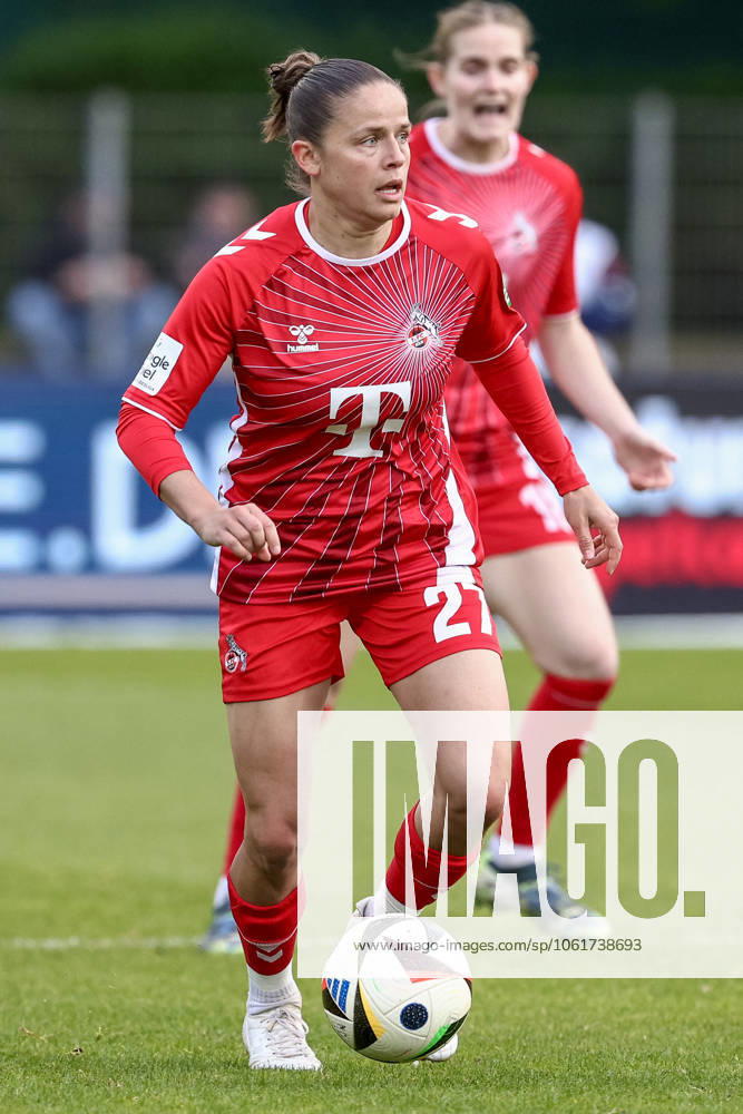 Laura Feiersinger 1 FC Köln, 27 on the ball, single image, full body, action, action, match scene, THE DFB GUIDELINES PROHIBIT ANY USE OF PHOTOGRAPHS AS IMAGE SEQUENCES AND OR QUASI VIDEO DFB REGULATIONS PROHIBIT ANY USE OF PHOTOGRAPHS AS IMAGE SEQUENCES AND OR QUASI VIDEO , 04 05 2025, Bremen Germany , Soccer, Google Pixel Women Bundesliga, SV Werder Bremen 1 FC Köln