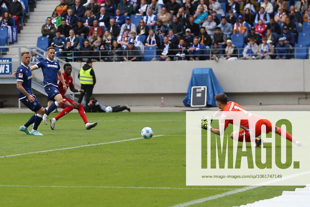 Soccer 2 Bundesliga, Karlsruher SC 1 FC Kaiserslautern v l Aaron Opoku 1 FC Kaiserslautern Max Weiß Karlsruher SC Karlsruhe