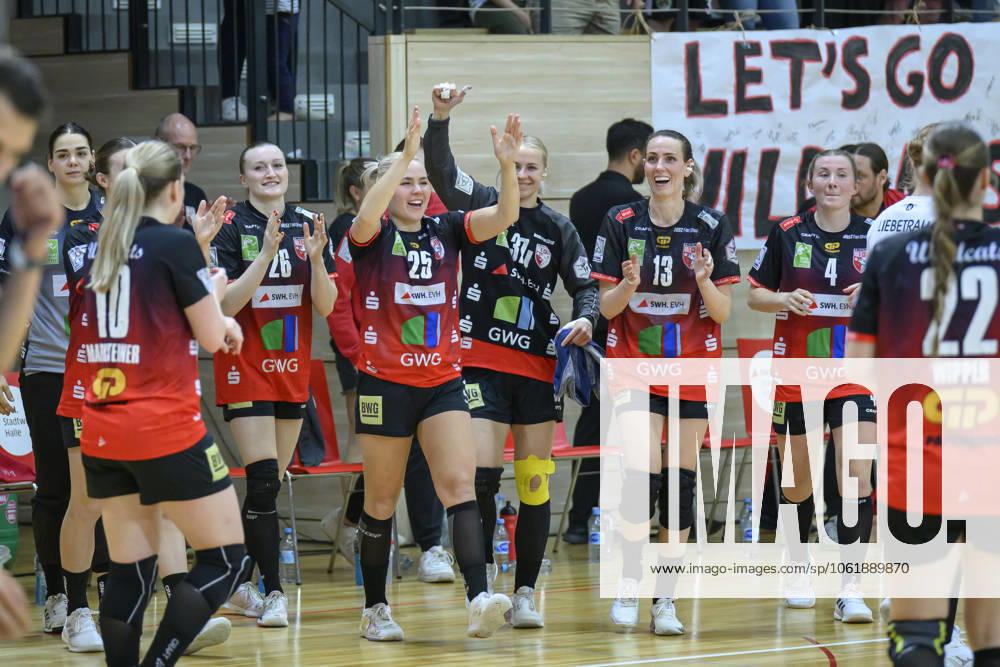 Wildcats cheer after 35 22 home win, SV Union Halle Neustadt vs Bergischer HC, Handball Women, 2 Bundesliga, 28 Matchday, Season 2024 25, 10 05 2025 Halle SWH Arena Sachsen Anhalt Germany