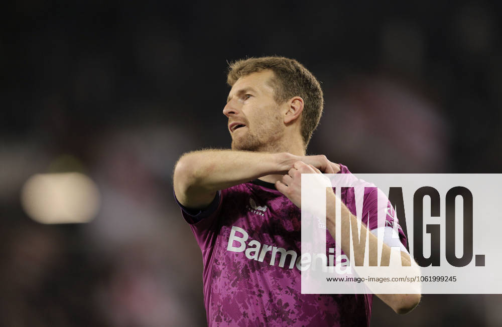 Photo Disappointment after the final whistle among the players from Leverkusen , Goalkeeper Lukas Hradecky looks into the void Football 1 Bundesliga , FC St Pauli SV Werder Bremen 0 2 on Sat 14 12 2024