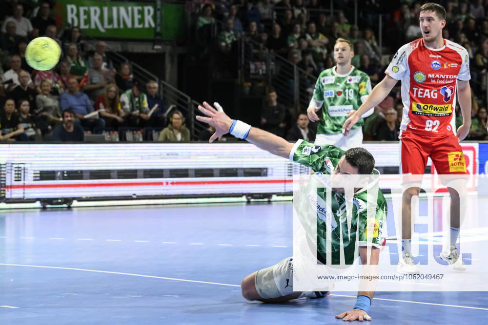 In the picture from l Mijajlo Marsenic Fuechse Berlin, 93 , duel, action, fight, fights for the ball, GER, Berlin, handball, Fuechse Berlin vs ThSV Eisenach, DAIKIN Handball Bundesliga, in the Max Schmeling Halle, 15 05 2025,