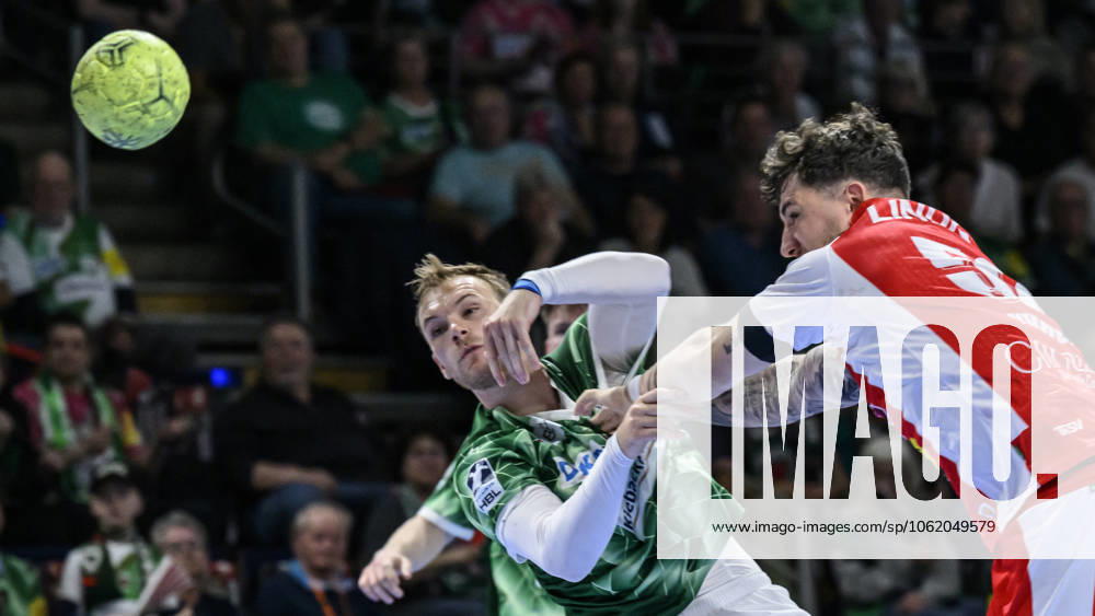 In the picture from l Mathias Gidsel Fuechse Berlin, 19 , Justin Kurch ThSV Eisenach, 52 , duel, action, fight, fights for the ball, GER, Berlin, handball, Fuechse Berlin vs ThSV Eisenach, DAIKIN Handball Bundesliga, in the Max Schmeling Halle, 15 05 2025,