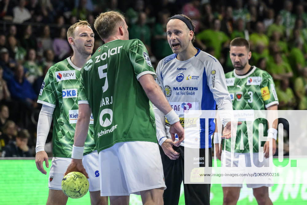 In the picture from l Mathias Gidsel Fuechse Berlin, 19 , Max Darj Fuechse Berlin, 05 , Silvio Heinevetter ThSV Eisenach, 12 , discuss after a foul by an Eisenach player, GER, Berlin, Handball, Fuechse Berlin vs ThSV Eisenach, DAIKIN Handball Bundesliga, in the Max Schmeling Halle, 15 05 2025,