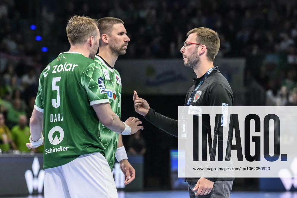 In the picture from l Max Darj Fuechse Berlin, 05 , Fabian Wiede Fuechse Berlin, 03 , Jaron Siewert Fuechse Berlin Trainer , talking, before the 2nd half, GER, Berlin, Handball, Fuechse Berlin vs ThSV Eisenach, DAIKIN Handball Bundesliga, in the Max Schmeling Halle, 15 05 2025,