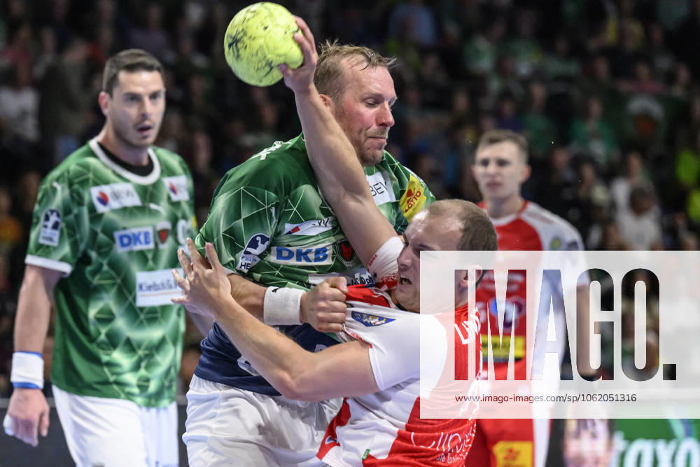 In the picture from l Max Darj Fuechse Berlin, 05 , Fynn Hangstein ThSV Eisenach, 10 , duel, action, fight, fights for the ball, GER, Berlin, handball, Fuechse Berlin vs ThSV Eisenach, DAIKIN Handball Bundesliga, in the Max Schmeling Halle, 15 05 2025,
