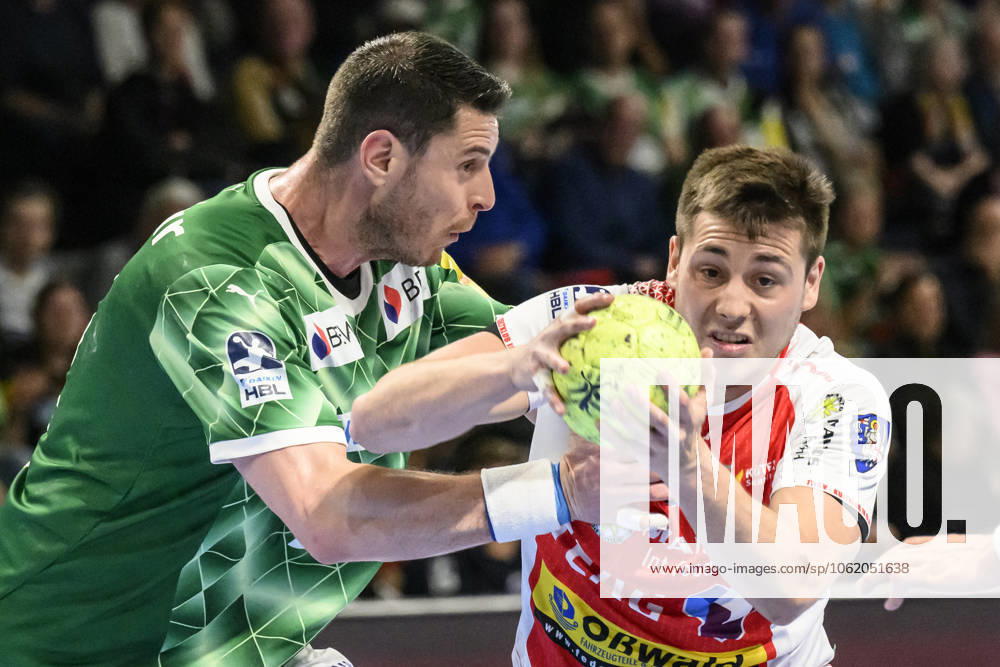 In the picture from l Mijajlo Marsenic Fuechse Berlin, 93 , Aleksandar Capric ThSV Eisenach, 06 , duel, action, fight, fights for the ball, GER, Berlin, Handball, Fuechse Berlin vs ThSV Eisenach, DAIKIN Handball Bundesliga, in the Max Schmeling Halle, 15 05 2025,