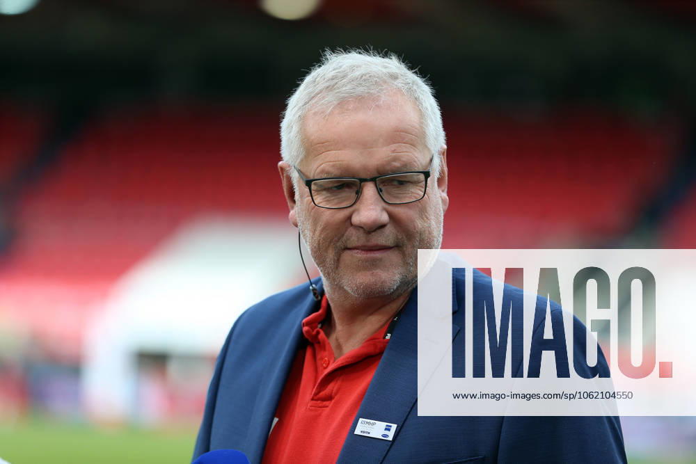 Soccer 1 Bundesliga, 1 FC Heidenheim Werder Bremen v l Holger Sanwald Chairman 1 FC Heidenheim 1846 Heidenheim