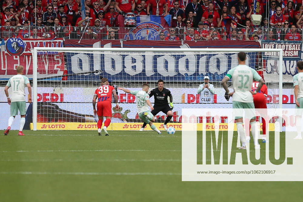 Soccer 1 Bundesliga, 1 FC Heidenheim Werder Bremen v l Goal kick, penalty kick, penalty kick to 0 1 by Romano Schmid SV Werder Bremen Kevin Müller Mueller 1 FC Heidenheim 1846 Heidenheim