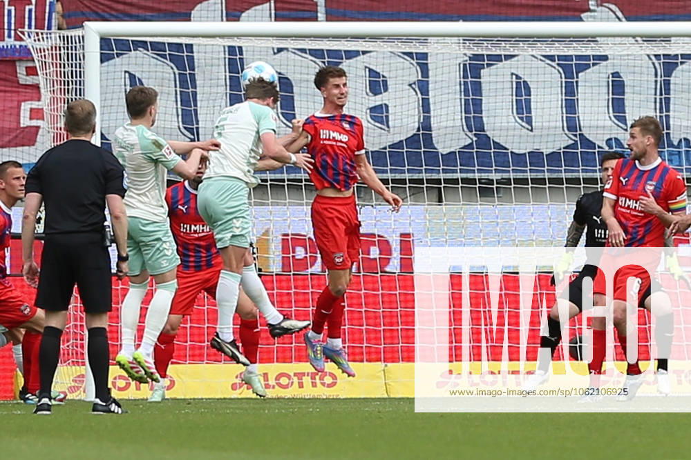 Soccer 1 Bundesliga, 1 FC Heidenheim Werder Bremen v l Goal kick header to 0 2 by Jens Stage SV Werder Bremen Heidenheim