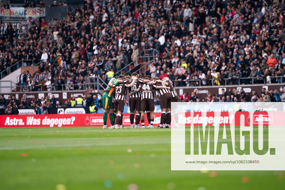 St Pauli team at the circle before kick-off, GER, FC St Pauli vs VfL Bochum, Football, Bundesliga, Matchday 34, Season 2024 2025, 17 05 2025 DFL REGULATIONS PROHIBIT ANY USE OF PHOTOGRAPHS AS IMAGE SEQUENCES AND OR QUASI VIDEO GER, FC St Pauli vs VfL Bochum, Football, Bundesliga, Matchday 34, Season 2024 2025, 17 05 2025 Hamburg