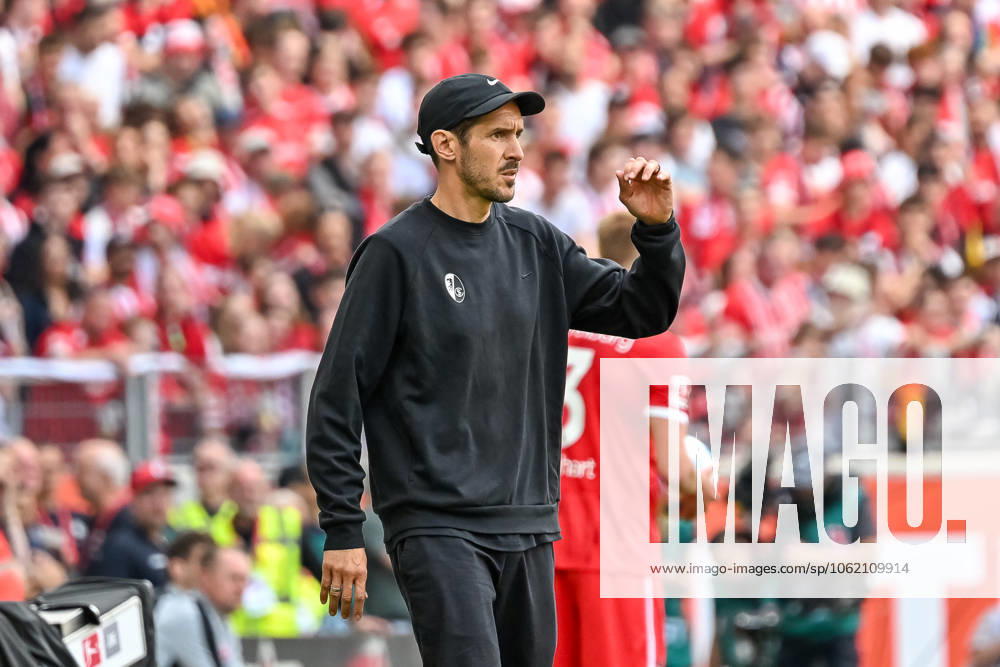 Julian Schuster SC Freiburg, Coach with gestures GER, SC Freiburg Eintracht Frankfurt, Football, Bundesliga, Matchday 34, Season 2024 2025, 17 05 2025 DFL DFB REGULATIONS PROHIBIT ANY USE OF PHOTOGRAPHS AS IMAGE SEQUENCES AND OR QUASI VIDEO GER, SC Freiburg Eintracht Frankfurt, Football, Bundesliga, Matchday 34, Season 2024 2025, 17 05 2025 Freiburg