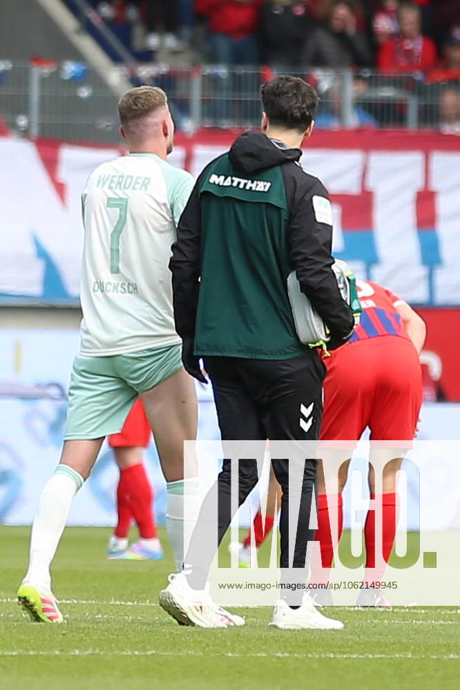 Fußball 1 Bundesliga, 1 FC Heidenheim Werder Bremen v l Marvin Ducksch SV Werder Bremen verletzt, Verletzung, Schmerz, Schmerzen, injured, injury, pain, pains Heidenheim