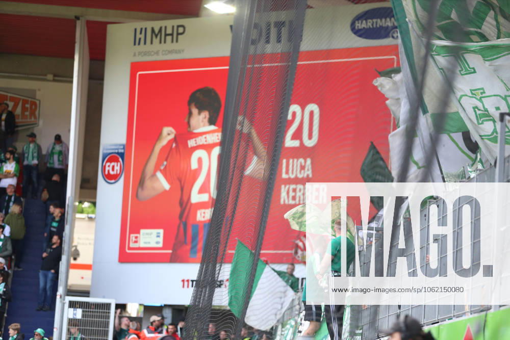 Soccer 1 Bundesliga, 1 FC Heidenheim Werder Bremen v l Scoreboard, Videowall, Scoreboard, Info, Advertising Luca Kerber 1 FC Heidenheim 1846 Werder Fans ,Mood, Scarves, Shirt, Flag, Banner, Ultras, Spectators, Visitors, Choreo, Choreography, atmosphere, spectators, Visitors Heidenheim