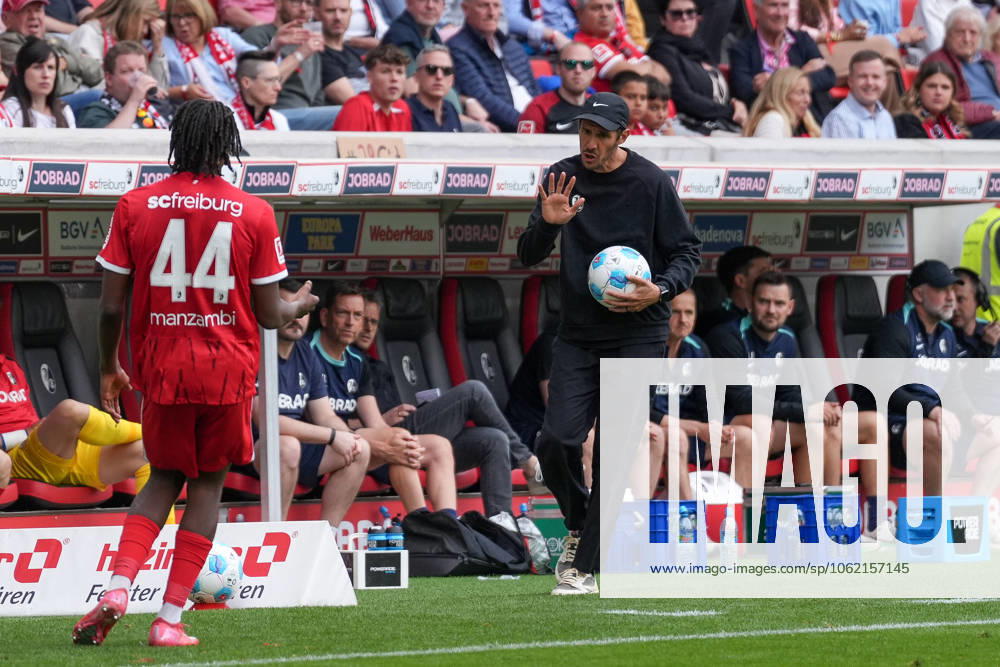 Julian Schuster SC Freiburg, Coach with ball in hand , Germany, Soccer, 1 Bundesliga, Matchday 34, 2024 2025, SC Freiburg vs Eintracht Frankfurt, 17 05 2025, Europa Park Stadion, Freiburg, Germany DFL REGULATIONS PROHIBIT ANY USE OF PHOTOGRAPHS AS IMAGE SEQUENCES AND OR QUASI VIDEO Freiburg Europa Park Stadion Baden Württemberg Germany