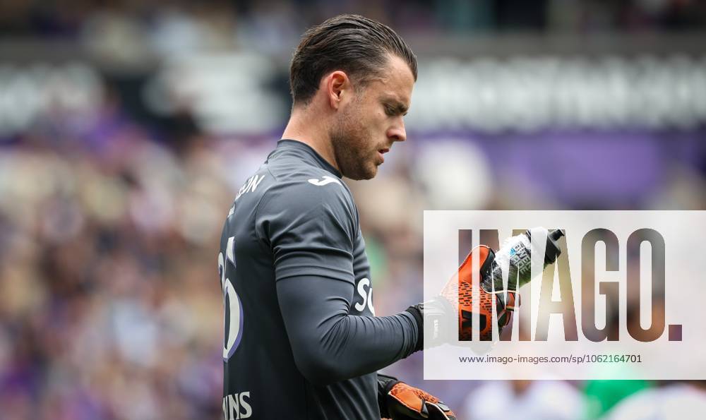 Anderlecht s goalkeeper Colin Coosemans pictured during a soccer match between RSC Anderlecht and Club Brugge, Sunday 18 May 2025 in Brussels, on day 9 (out of 10) of the Champions Play-offs of the 2024-2025 Jupiler Pro League first division of the Belgian championship. VIRGINIExLEFOUR x124111672x