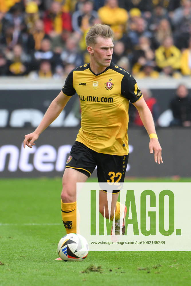 Jonas Sterner SG Dynamo Dresden on the ball SG Dynamo Dresden vs SpVgg Unterhaching, Football, 3 Liga, Matchday 38, Season 2024 2025, 17 05 2025 DFB DFL REGULATIONS PROHIBIT ANY USE OF PHOTOGRAPHS AS IMAGE SEQUENCES AND OR QUASI VIDEO SG Dynamo Dresden vs SpVgg Unterhaching, Football, 3 Liga, Matchday 38, Season 2024 2025, 17 05 2025 Dresden