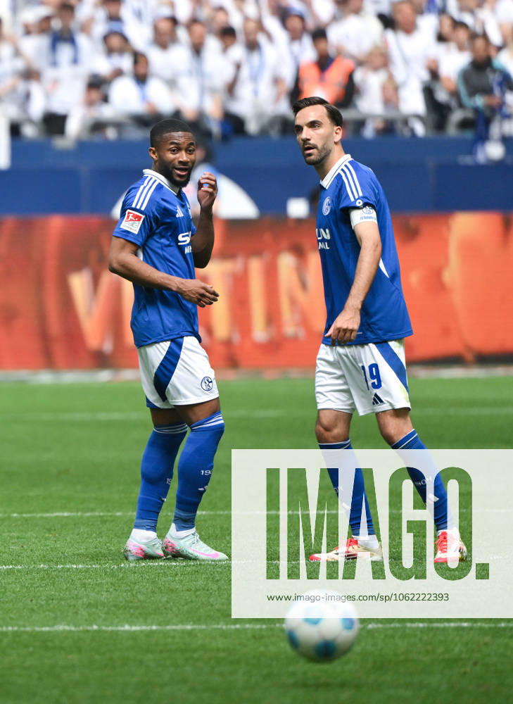 Moussa Sylla FC Schalke 04 , Kenan Karaman FC Schalke 04 , v li 18 05 2025, Fußball 2 Bundesliga, 34 Spieltag, Saison 2024 2025 FC Schalke 04 SV Elversberg 1 2 Foto Maik Hölter Team2 DFL regulations prohibit any use of photographs as image sequences and or quasi video Gelsenkirchen Veltins Arena Nordrhein Westfalen Germany Team2