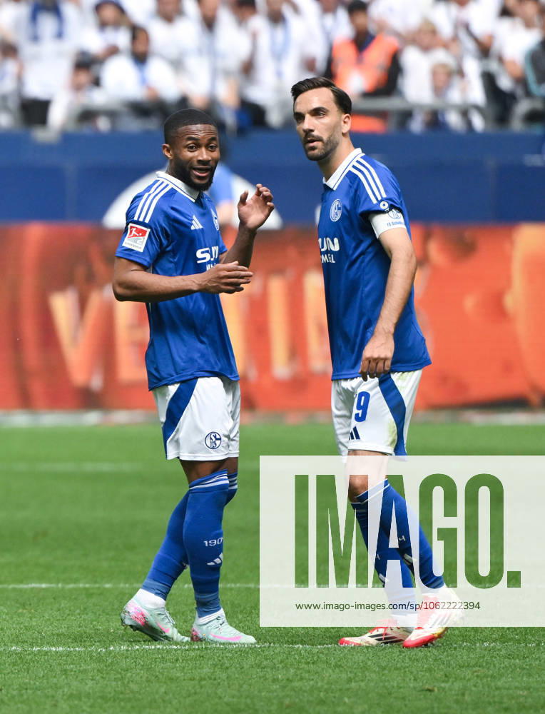 Moussa Sylla FC Schalke 04 , Kenan Karaman FC Schalke 04 , v li 18 05 2025, Fußball 2 Bundesliga, 34 Spieltag, Saison 2024 2025 FC Schalke 04 SV Elversberg 1 2 Foto Maik Hölter Team2 DFL regulations prohibit any use of photographs as image sequences and or quasi video Gelsenkirchen Veltins Arena Nordrhein Westfalen Germany Team2