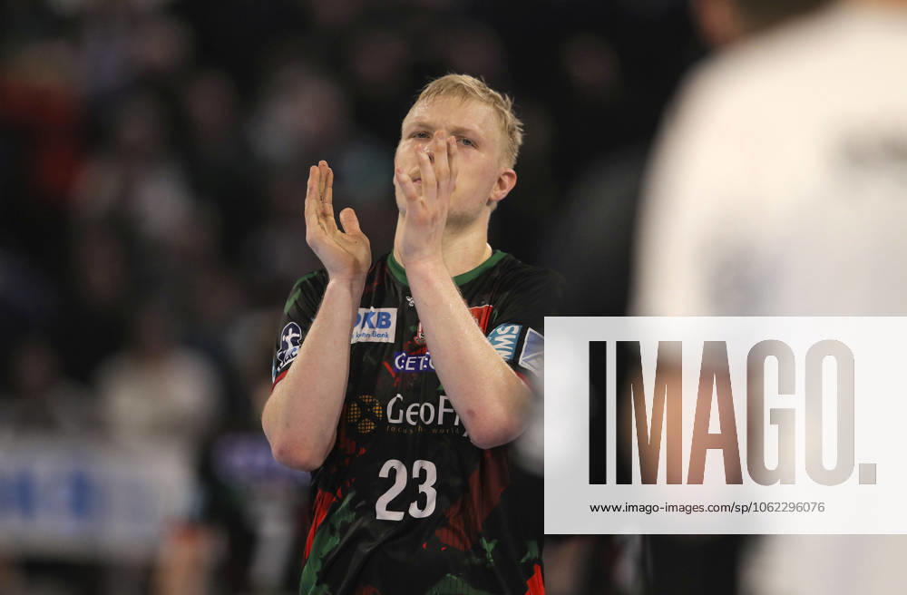 Photo Disappointment after the final whistle among the players from Magdeburg , Magnus Saugstrup Jensen says goodbye to the fans Handball Herren 1 Bundesliga am Sa 08 02 2025 THW Kiel SC Magdeburg 31 25