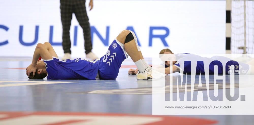 Photo Disappointment after the final whistle among the players from Gummersbach , here Lukas Blohme mourns in the back with Julian Köster , left Handball Herren 1 Bundesliga Pokalspiel am Thu 19 12 2024 THW Kiel VfL Gummersbach 36 33 DHB Pokal , Viertelfinale