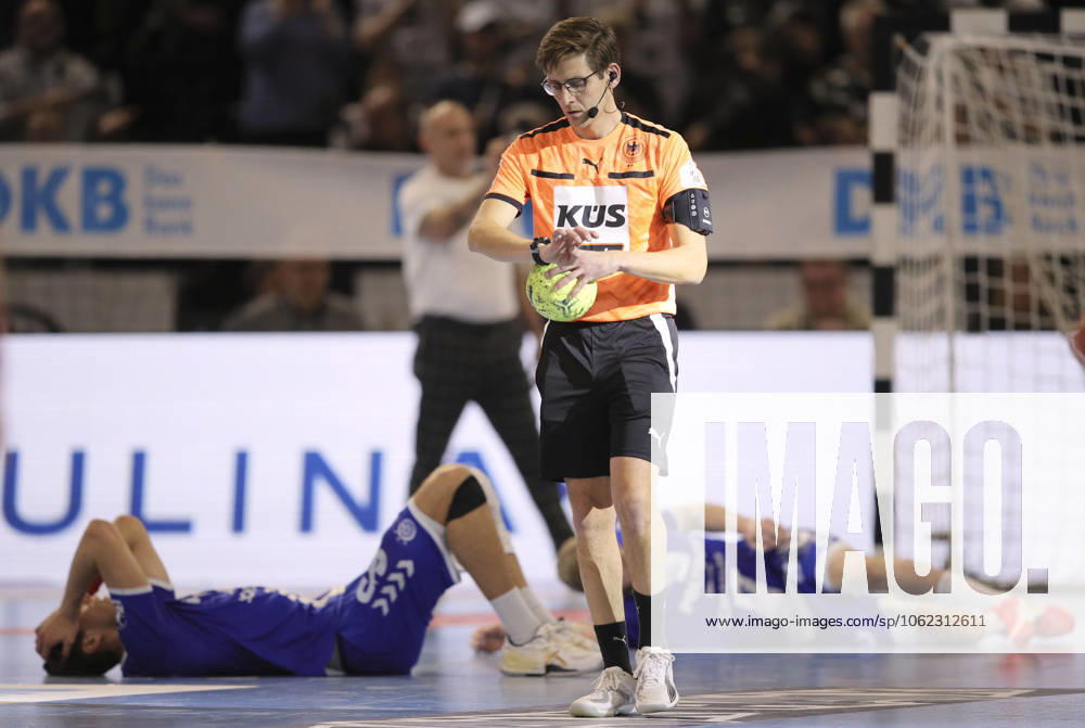 Photo Disappointment after the final whistle among the players from Gummersbach , here Julian Köster mourns , center referee Sascha Standke Handball Men 1 Bundesliga Cup match on Thu 19 12 2024 THW Kiel VfL Gummersbach 36 33 DHB Cup , quarterfinals
