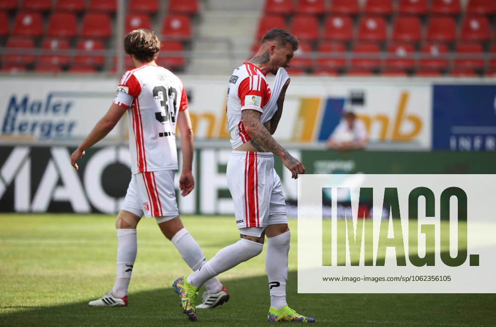 Halle Saale Sachsen Anhalt Leuna Chemie Stadion Sport Football Hallescher FC Halle HFC Regionalliga Nordost 4 Liga Männer Saison 2024 2025 Landespokal FSA Finale Pokalfinale 2025 Hallescher FC 1 FC Lok Stendal Referee Alexander Lücke Red card Jan Löhmannsröben Hallescher FC