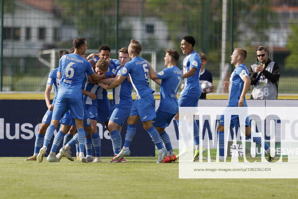 Cheering after the goal for 1 0, cheering, cheering, cheering, cheering, emotions for Illertissen 24 05 2025, football, Toto Cup, final, FV Illertissen SpVgg Unterhaching, GER, Illertissen, Vöhlinstadion