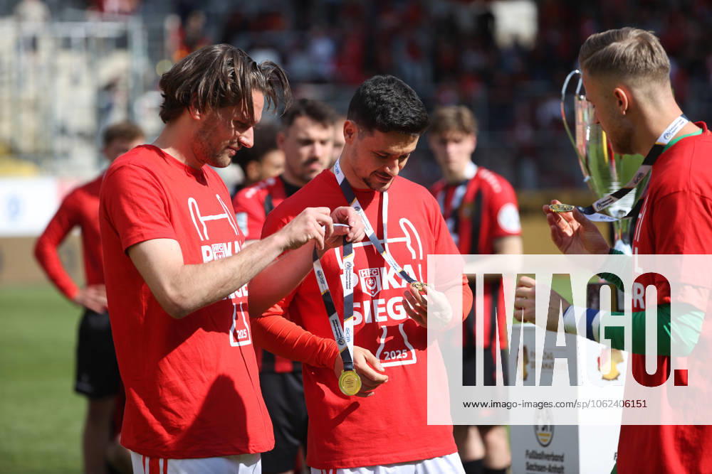 Halle Saale Sachsen Anhalt Leuna Chemie Stadion Sport Fußball Hallescher FC Halle HFC Regionalliga Nordost 4 Liga Männer Saison 2024 2025 Landespokal FSA Finale Pokalfinale 2025 Hallescher FC 1 FC Lok Stendal 1 0 mit Siegermedaillien Jonas Nietfeld HFC Niklas Landgraf Hallescher FC Sven Müller Torwart HFC
