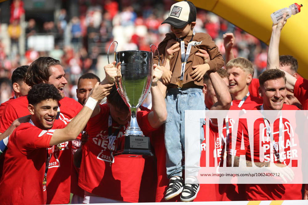 Halle Saale Sachsen Anhalt Leuna Chemie Stadion Sport Fußball Hallescher FC Halle HFC Regionalliga Nordost 4 Liga Männer Saison 2024 2025 Landespokal FSA Finale Pokalfinale 2025 Hallescher FC 1 FC Lok Stendal 1 0 Jubel Sieh HFC Team Mannschaft Pott Sven Müller Torwart HFC Serhat Polat 77 Hallescher FC HFC Torschütze Elias Lorenz Hallescher FC Berk Inaler Hallescher FC