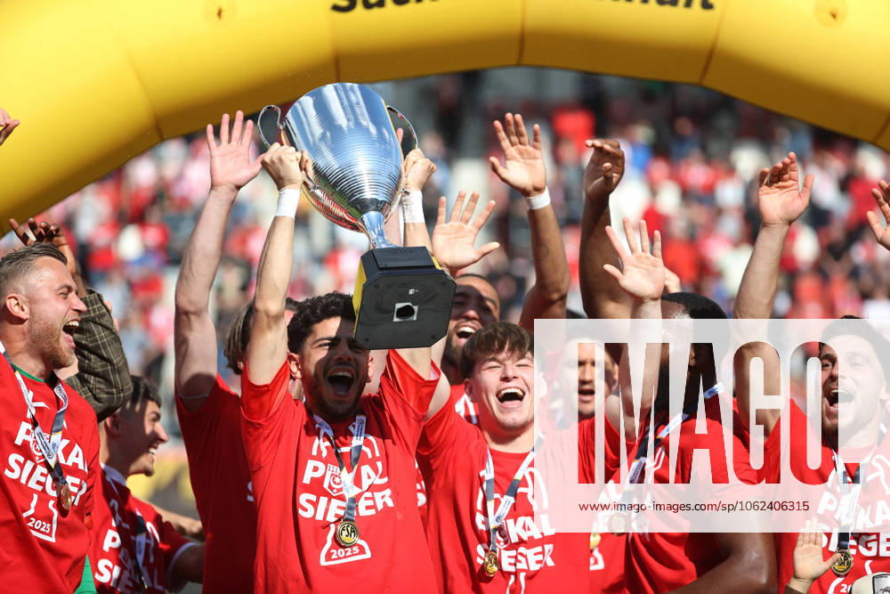 Halle Saale Sachsen Anhalt Leuna Chemie Stadion Sport Fußball Hallescher FC Halle HFC Regionalliga Nordost 4 Liga Männer Saison 2024 2025 Landespokal FSA Finale Pokalfinale 2025 Hallescher FC 1 FC Lok Stendal 1 0 Jubel Sieh HFC Team Mannschaft Pott Sven Müller Torwart HFC Serhat Polat 77 Hallescher FC HFC Torschütze Elias Lorenz Hallescher FC Berk Inaler Hallescher FC