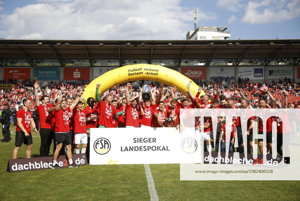 Halle Saale Sachsen Anhalt Leuna Chemie Stadion Sport Fußball Hallescher FC Halle HFC Regionalliga Nordost 4 Liga Männer Saison 2024 2025 Landespokal FSA Finale Pokalfinale 2025 Hallescher FC 1 FC Lok Stendal 1 0 Jubel Sieh HFC Team Mannschaft