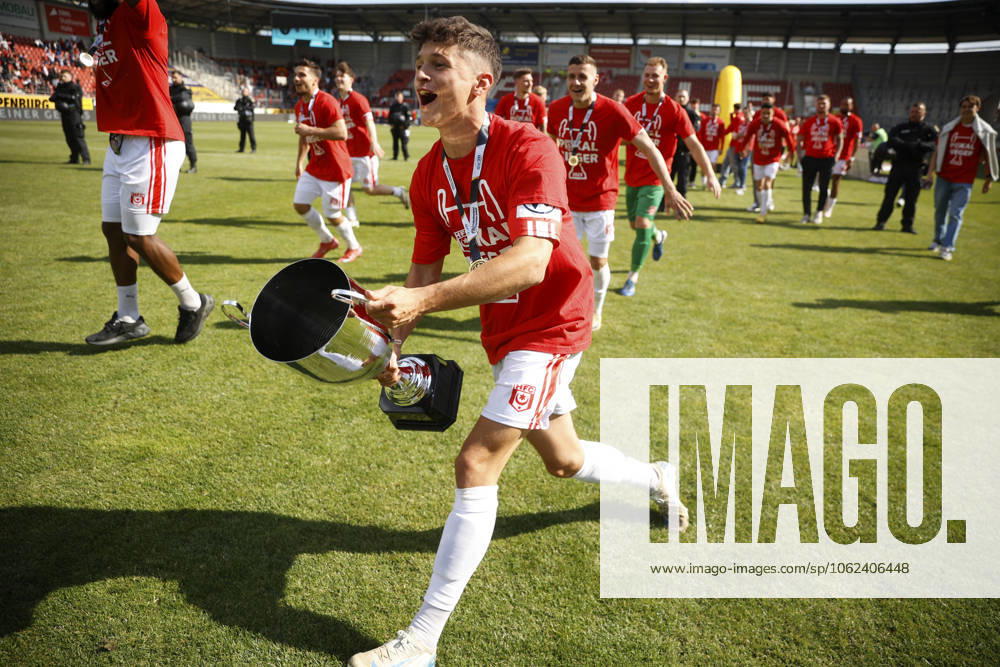 Halle Saale Sachsen Anhalt Leuna Chemie Stadion Sport Fußball Hallescher FC Halle HFC Regionalliga Nordost 4 Liga Männer Saison 2024 2025 Landespokal FSA Finale Pokalfinale 2025 Hallescher FC 1 FC Lok Stendal 1 0 Jubel mit Pott Lukas Halangk Hallescher FC ManasseŽ Eshele Hallescher FC Marius Hauptmann Hallescher FC hfcetw