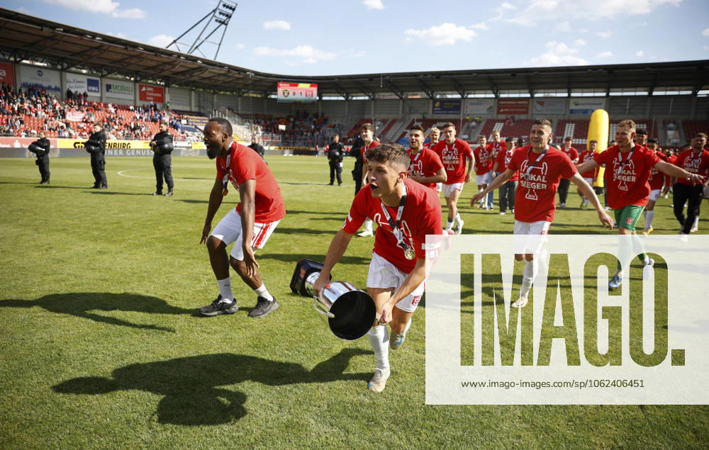 Halle Saale Sachsen Anhalt Leuna Chemie Stadion Sport Fußball Hallescher FC Halle HFC Regionalliga Nordost 4 Liga Männer Saison 2024 2025 Landespokal FSA Finale Pokalfinale 2025 Hallescher FC 1 FC Lok Stendal 1 0 Jubel mit Pott Lukas Halangk Hallescher FC ManasseŽ Eshele Hallescher FC Marius Hauptmann Hallescher FC hfcetw