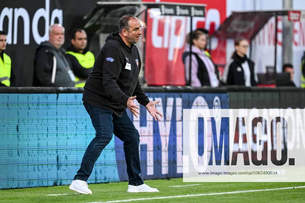 Trainer Frank Schmidt 1 FC Heidenheim gestures, gestures during the Bundesliga relegation second leg match between SV Elversberg and 1 FC Heidenheim, URSAPHARM ARENA on May 26, 2025 in Elverberg, Germany Photo by Harry Langer DeFodi Images Trainer Frank Schmidt 1 FC Heidenheim gestures during the Bundesliga relegation second leg match between SV Elversberg and 1 FC Heidenheim at URSAPHARM ARENA on May 26, 2025 in Elverberg, Germany Photo by Harry Langer DeFodi Images DFL regulations prohibit any use of photographs as image sequences and or quasi video Photo by Harry Langer DeFodi Images DFL regulations prohibit any use of photographs as image sequences and or quasi video