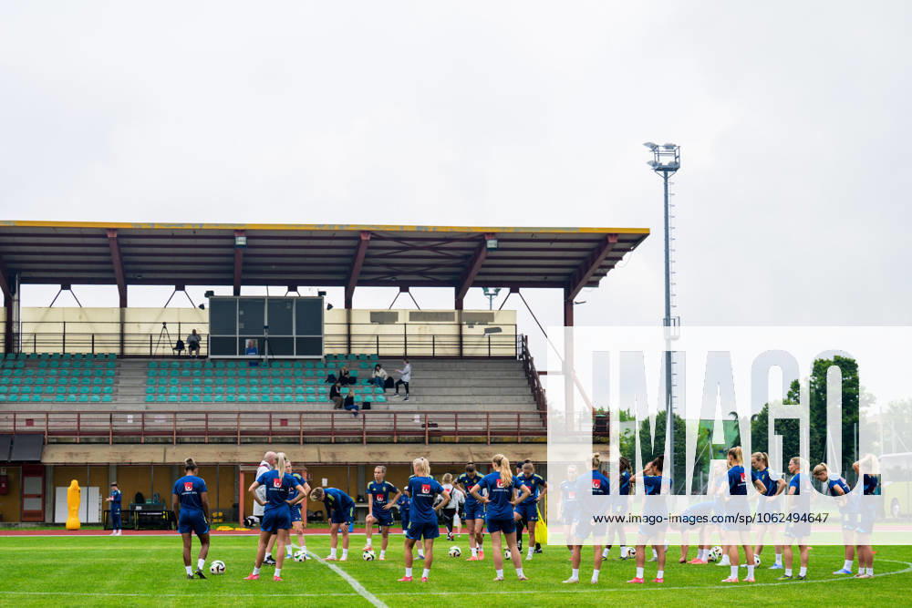 Players of the Swedish womens national football team gather during a training session on May 27, 2025 in Fidenza Photo Ludvig Thunman BILDBYRAN kod LT LT0702 fotboll football soccer fotball sverige sweden dam bbeng