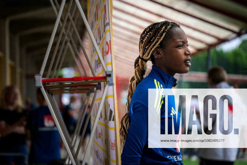 Evelyn Ijeh of the Swedish womens national football team is interviewed by the media after a training session on May 27, 2025 in Fidenza Photo Ludvig Thunman BILDBYRAN kod LT LT0702 fotboll football soccer fotball sverige sweden dam bbeng