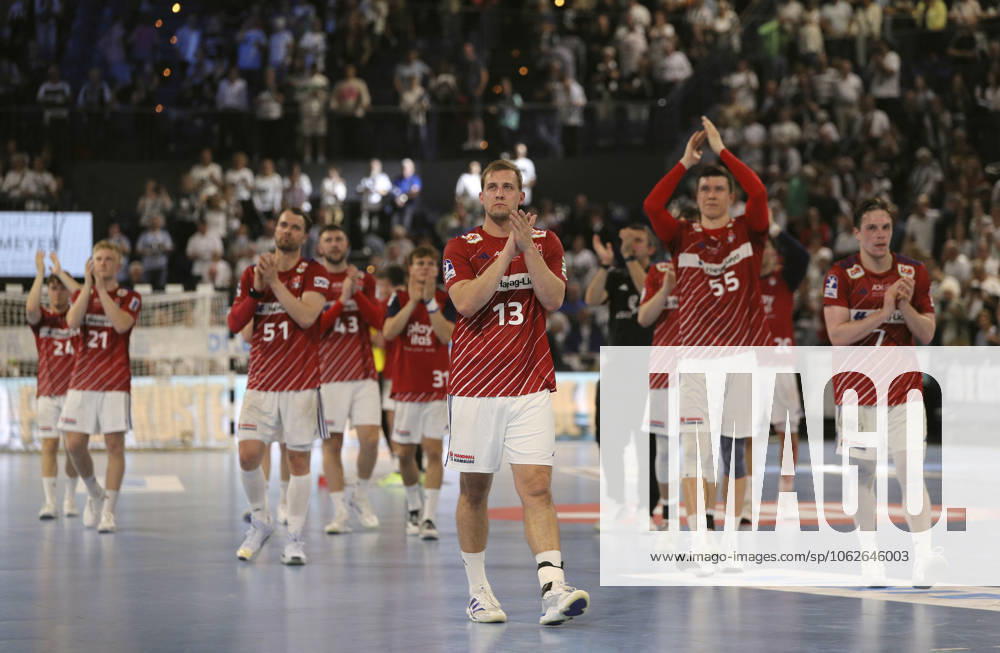 Photo Disappointment after the final whistle with the players from Hamburg , they say goodbye to their fellow fans here Niklas Weller and Casper Mortensen left , as well as Azat Valiullin and Leif Tissier right Handball Men 1 Bundesliga on Sat 31 05 2025 THW Kiel HSV Handball 38 37