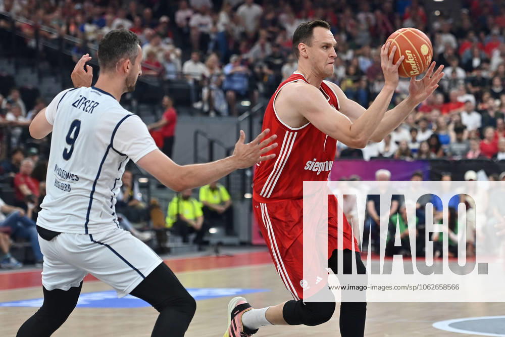 Johannes VOIGTMANN FCB , Action,duel against Paul ZIPSER HD Basketball BBL,Season 2024 2025 ,1 Play Off Semifinal FC Bayern Muenchen MLP Academics Heidelberg on 01 06 2025, S A P G A R D EN
