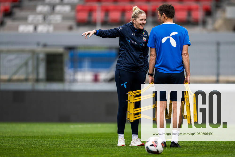 Head coach Gemma Grainger of the Norwegian women s national football team during a training session on June 2, 2025 in Sion Photo Marius Simensen BILDBYRAN COP 238 bbeng dam football fotball fotboll norge norway practice soccer training trening träning uefa women s nations league