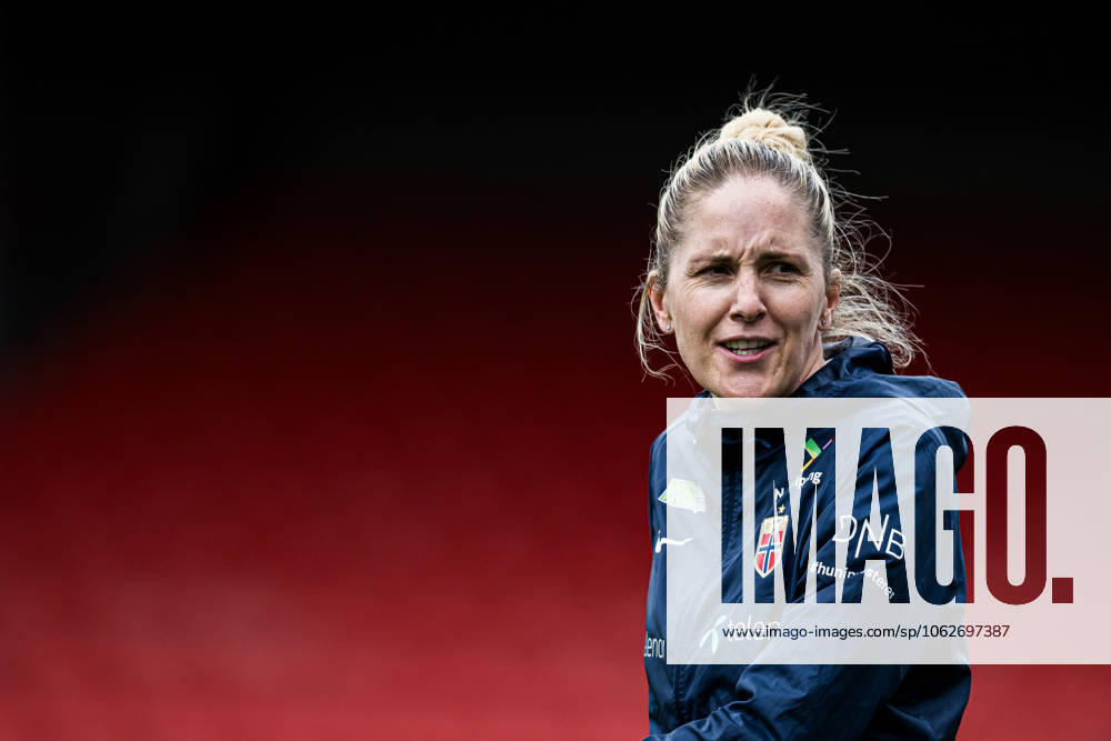 Head coach Gemma Grainger of the Norwegian women s national football team during a training session on June 2, 2025 in Sion Photo Marius Simensen BILDBYRAN COP 238 bbeng dam football fotball fotboll norge norway practice soccer training trening träning uefa women s nations league
