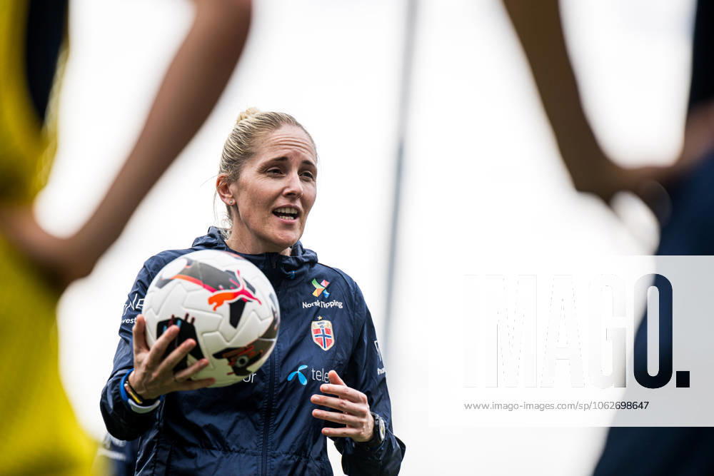 Head coach Gemma Grainger of the Norwegian women s national football team during a training session on June 2, 2025 in Sion Photo Marius Simensen BILDBYRAN COP 238 bbeng dam football fotball fotboll norge norway practice soccer training trening träning uefa women s nations league