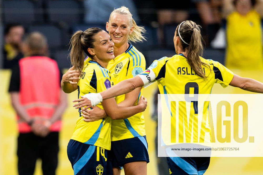 Stina Blackstenius of Sweden celebrates with Johanna Rytting Kaneryd and Kosovare Asllani after 4 1 during the Women s Nations League football match between Sweden and Denmark on June 3, 2025 in Stockholm Photo Emma Wallskog BILDBYRAN COP 320 JM0698 fotboll football soccer fotball nations league uefa womens nations league sverige sweden danmark denmark dam bbeng jubel