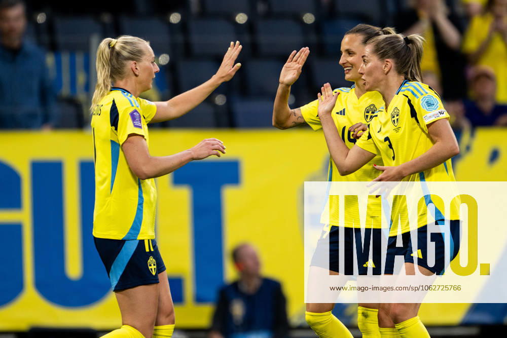 Stina Blackstenius of Sweden celebrates with Nathalie Björn and Linda Sembrant after 4 1 during the Women s Nations League football match between Sweden and Denmark on June 3, 2025 in Stockholm Photo Emma Wallskog BILDBYRAN COP 320 JM0698 fotboll football soccer fotball nations league uefa womens nations league sverige sweden danmark denmark dam bbeng jubel