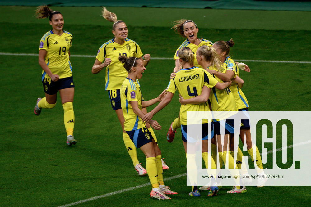 Stina Blackstenius of Sweden celebrates the 1 0 goal with Johanna Rytting Kaneryd , Fridolina Rolfö , Julia Zigiotti Olme , Kosovare Asllani Hanna Lundkvist and Filippa Angeldahl during the Women s Nations League football match between Sweden and Denmark on June 3, 2025 in Stockholm Photo Simon Hastegard BILDBYRAN kod SH JM0698 fotboll football soccer fotball nations league uefa womens nations league sverige sweden danmark denmark dam bbeng jubel