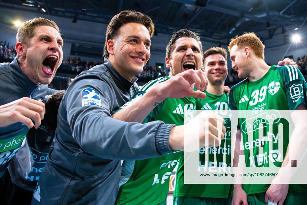Joel Birlehm TSV Hannover Burgdorf, No 35 Koray Ayar TSV Hannover Burgdorf, No 61 Marius Steinhauser TSV Hannover Burgdorf, No 19 Renars Uscins TSV Hannover Burgdorf, No 10 Lukas Stutzke TSV Hannover Burgdorf, No 39 v l , TSV Hannover Burgdorf green vs THW Kiel white on Matchday 33 of the 2024 2025 Season in the DAIKIN Handball Bundesliga 04 06 2025, ZAG Arena Hannover, GER ,