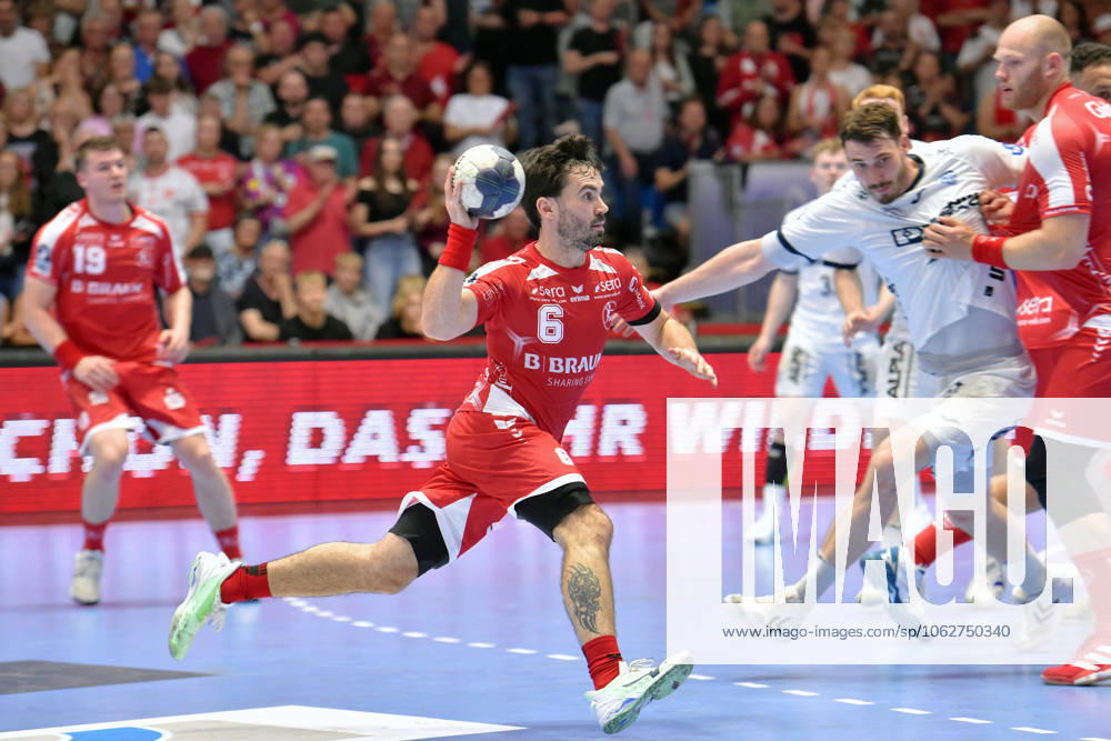 Erik Balenciaga MT Melsungen 6 on the ball , Hendrik Wagner TBV Lemgo Lippe, 28 , Arnar Freyr Arnarsson MT Melsungen 21 R , GER, MT Melsungen TBV Lemgo Lippe, Handball, 1 Bundesliga, 33 Matchday, Season 2024 2025, 04 06 2025, GER, MT Melsungen TBV Lemgo Lippe, Handball, 1 Bundesliga, 33 Matchday, Season 2024 2025, 04 06 2025 Kassel